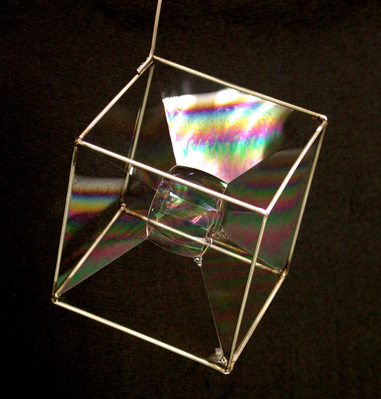 Une bulle de savon épouse un cube / A. van der Net.