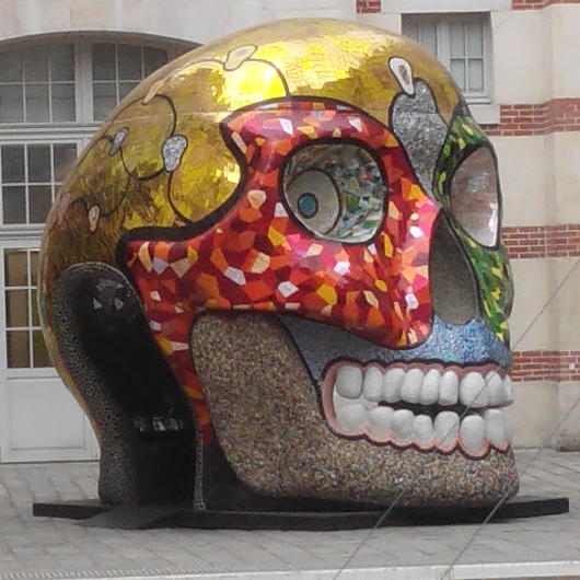 Crâne artistique à l'entrée du 104 : La Cabeza de Niki de Saint Phalle.